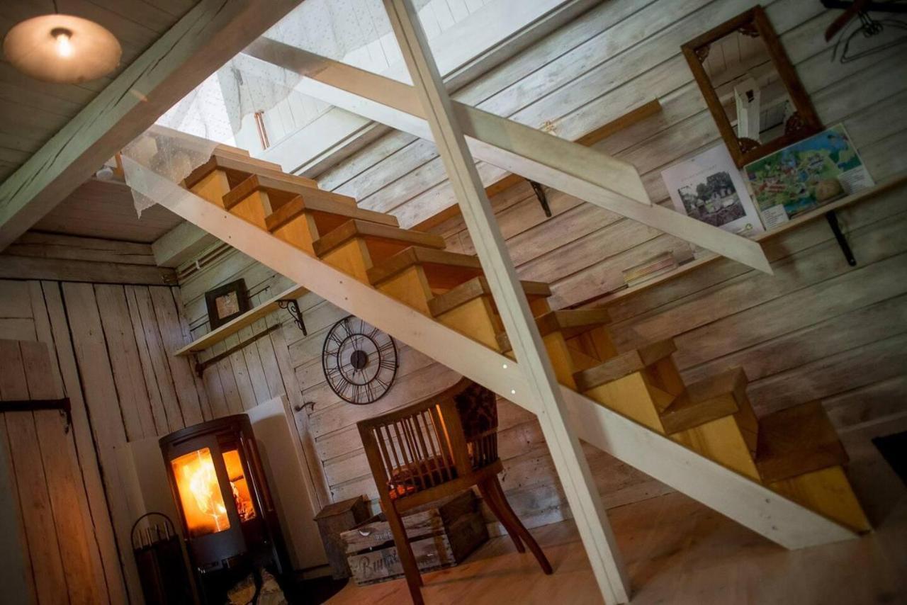 Romantic With Fireplace By The